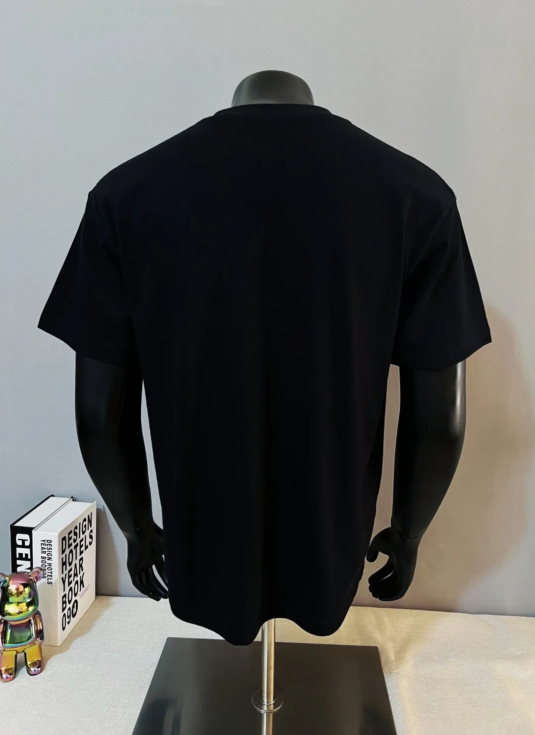 P140 Ralph Lauren 2026ss new spring and summer three-color logo equestrian knight print round-neck short-sleeved T-shirt; new products are available on the official website at the same time; strictly control the size of the LOGO; color matching and color matching; simple, fashionable and low-key connotation; selection of 240g double yarn pure cotton fabric; tight threaded neckline; back body crimping and boning; factory high-temperature anti-shrinkage process; not easy to deform and shrink after washing; essential clothing for three seasons; color: black White, sizes XS-L (can wear up to 200 pounds)